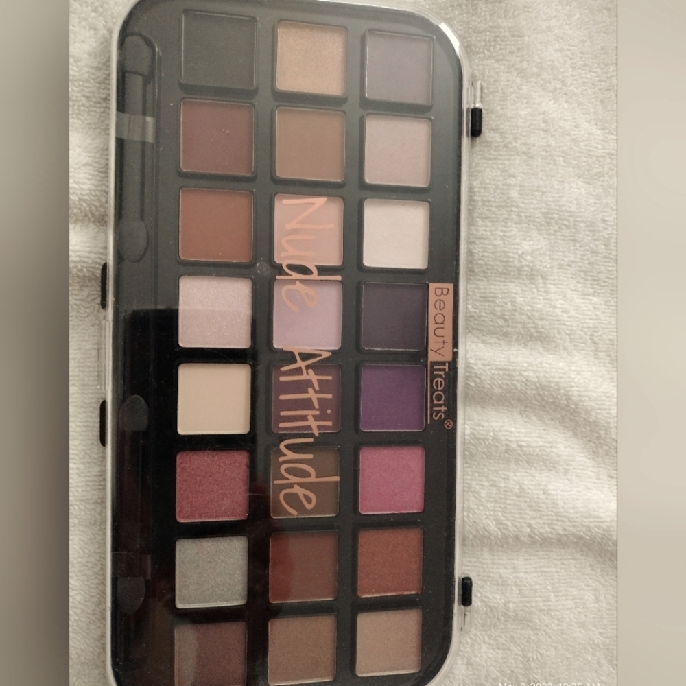 MAKEUP Nude attitude eyeshadow platelet